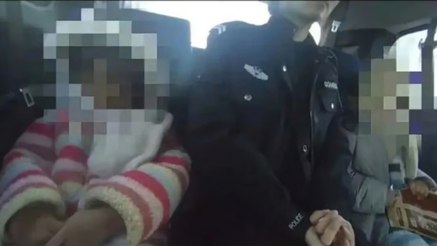 Bố mẹ bỏ rơi 2 con nhỏ do cãi vã, dư luận phẫn nộ vì xử lý quá nhẹ