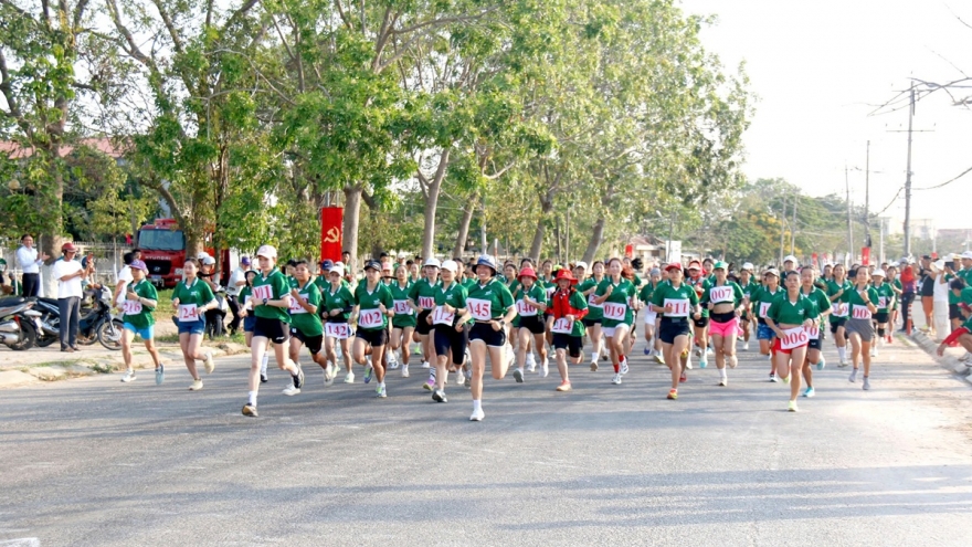 Gần 400 vận động viên chinh phục độ cao núi Tà Cú mừng xuân 2026