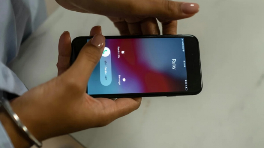 Tại sao iPhone không có nút từ chối cuộc gọi khi màn hình khóa