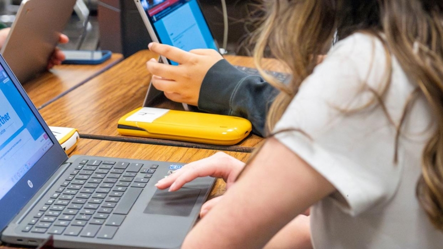 Chatbot AI bùng nổ trong giới trẻ, cha mẹ lo ngại hệ lụy