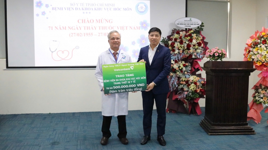 Vietcombank hỗ trợ 1 tỷ đồng thiết bị y tế, 200 suất quà tại Hóc Môn và Củ Chi