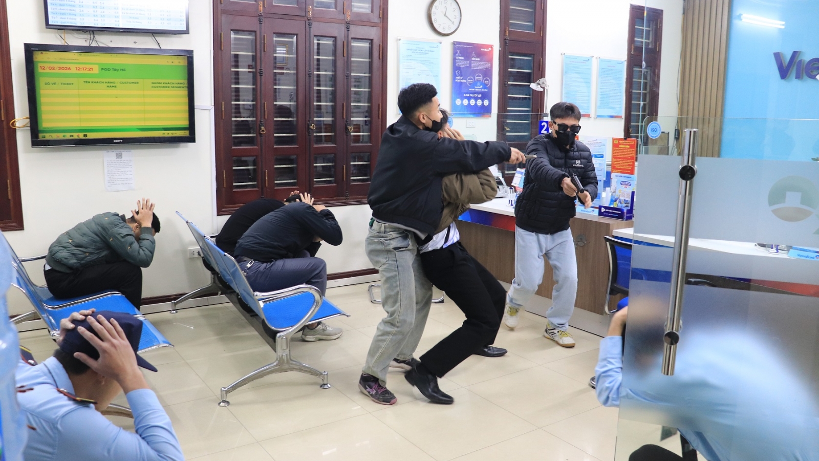 Diễn tập chống cướp ngân hàng, khống chế đối tượng có súng giữa Thủ đô