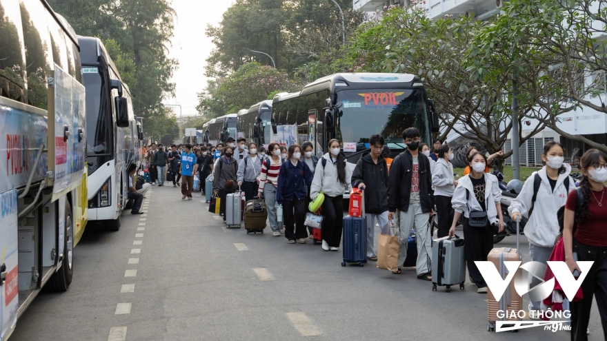Hơn 1.000 sinh viên có hoàn cảnh khó khăn về quê đón Tết trên chuyến xe đoàn viên
