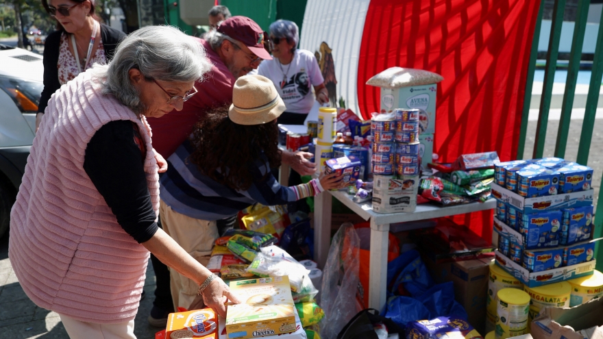 Người dân Mexico City quyên góp hàng viện trợ gửi Cuba