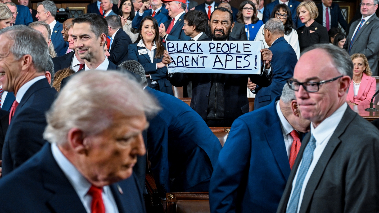 Nghị sĩ đảng Dân chủ bị mời rời khỏi khán phòng Hạ viện khi ông Trump phát biểu