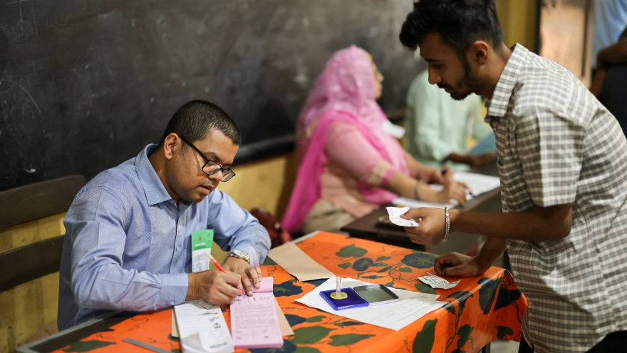 Cử tri Bangladesh đi bỏ phiếu bầu Quốc hội và trưng cầu ý dân về Hiến pháp