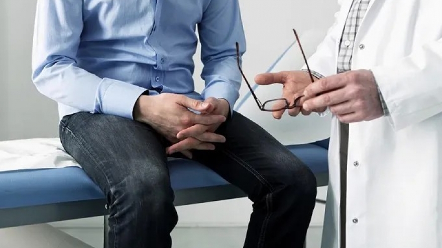 Xa gia đình, khó kiểm soát ham muốn: Giải pháp nào để cân bằng sinh lý