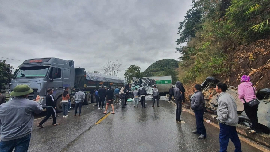 Va chạm giữa ô tô tải và xe đầu kéo trên QL6 khiến giao thông ách tắc nhiều giờ