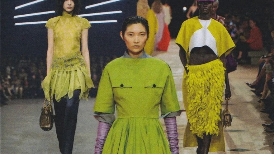 Xanh dương lạnh và vàng Acacia: Hai gam màu định hình thời trang Xuân – Hè 2026