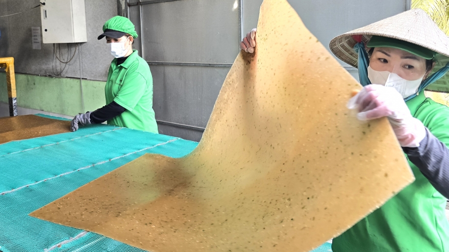 Làng nghề bánh phồng tôm Năm Căn tất bật cung ứng hàng Tết