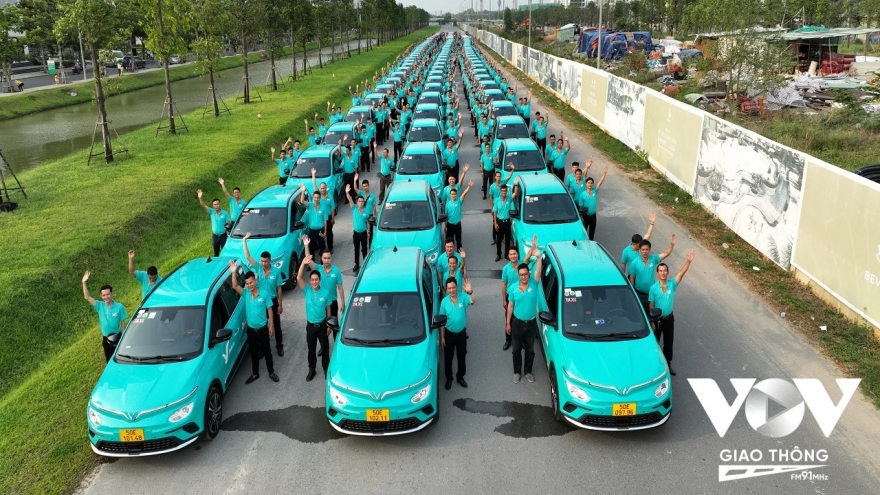 Hà Nội chuyển toàn bộ taxi xăng, dầu sang xe điện trước năm 2030