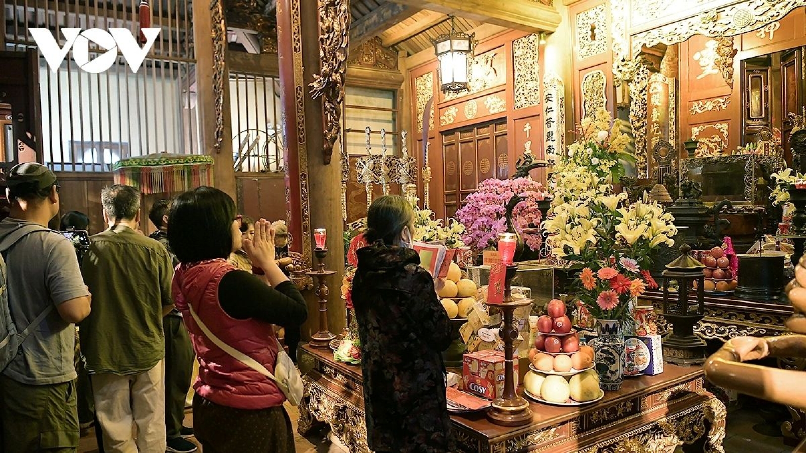 New Year rituals: Hanoians seek blessings at Thang Long’s Four Sacred Temples