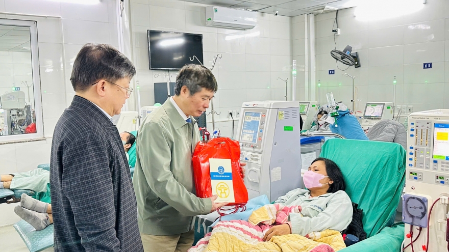 BHXH trao quà Tết cho bệnh nhân BHYT có hoàn cảnh khó khăn tại các bệnh viện