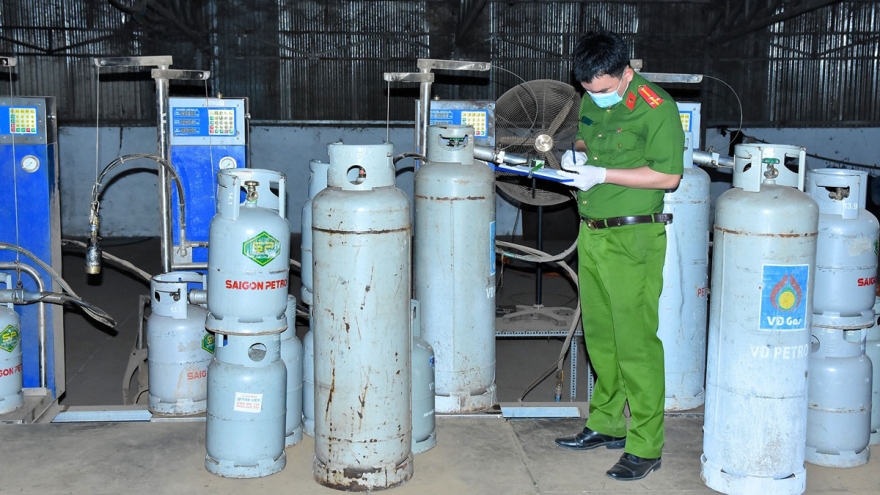 Công an Đồng Nai đột kích đường dây tuồn gas giả ra thị trường quy mô lớn