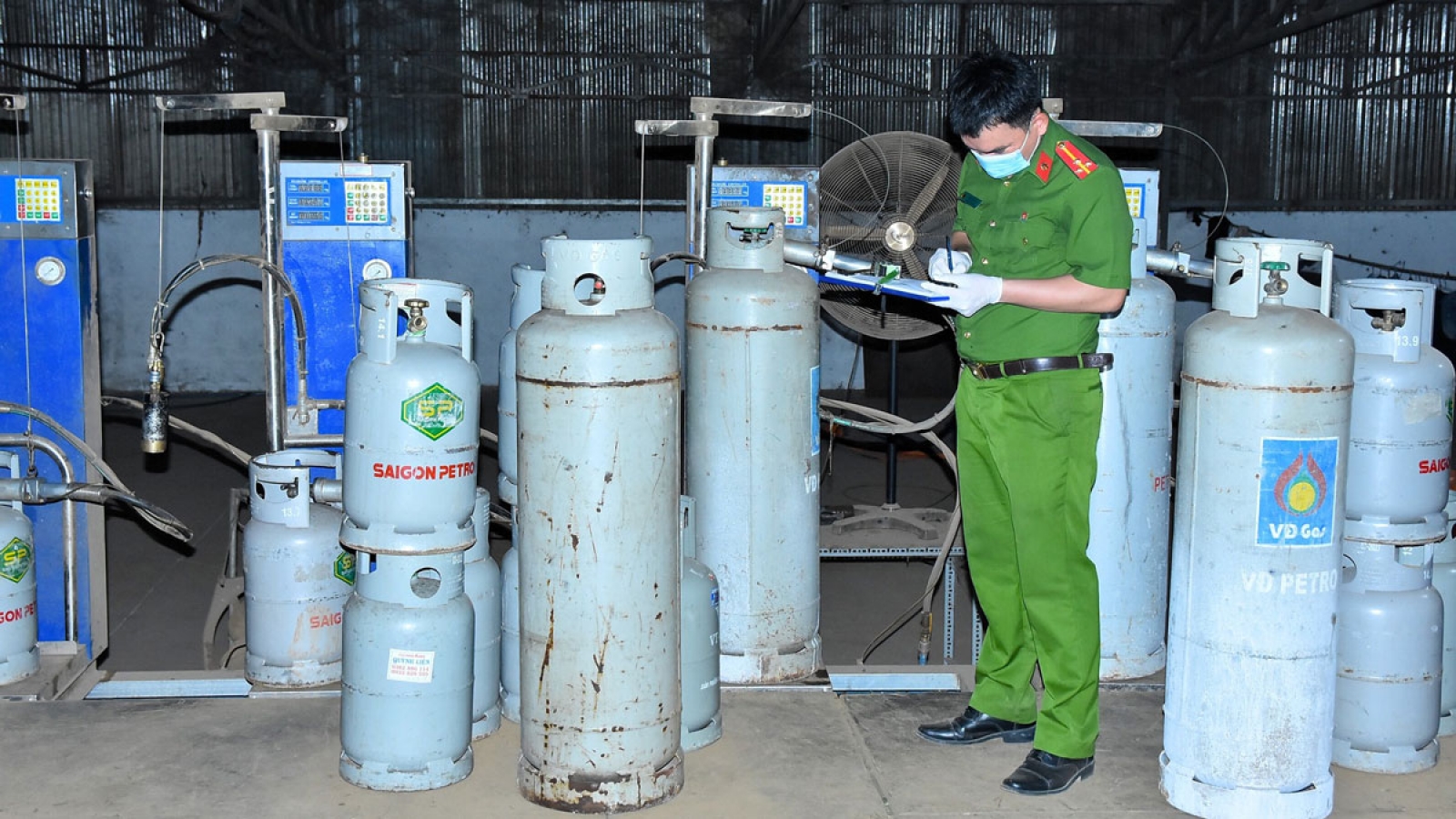 Công an Đồng Nai đột kích đường dây tuồn gas giả ra thị trường quy mô lớn
