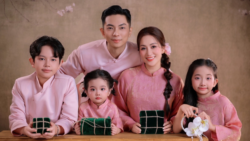 Sao Việt 8/2: Gia đình Khánh Thi - Phan Hiển nhí nhảnh chụp ảnh Tết