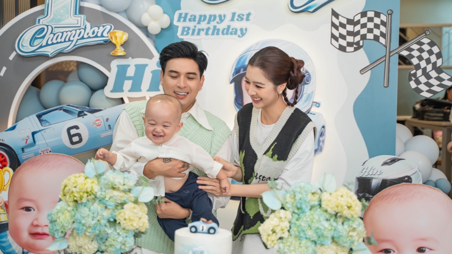 Sao Việt 11/2: Vợ chồng Hồ Quang Hiếu mừng con trai tròn 1 tuổi