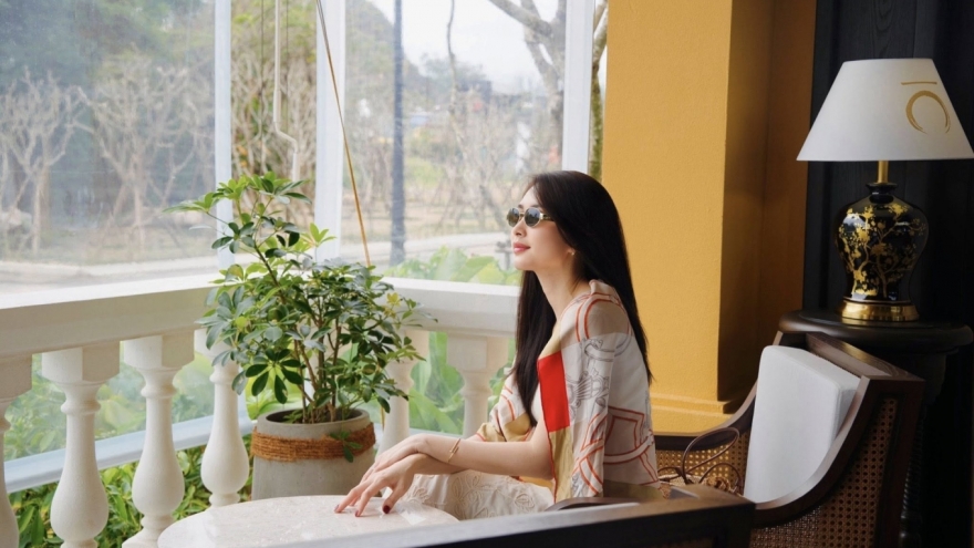 Sao Việt 22/2: Đặng Thu Thảo khoe vẻ dịu dàng trong chuyến du lịch đầu năm