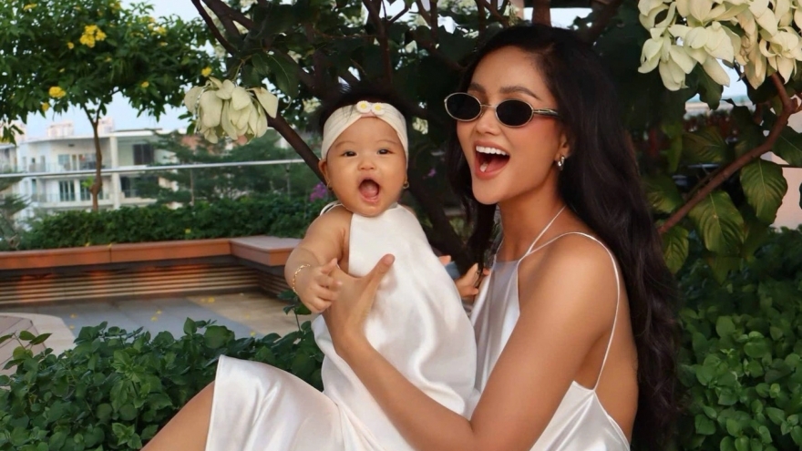 Sao Việt 24/2: Con gái H'Hen Niê được khen có khiếu người mẫu từ bé