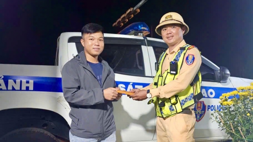 CSGT Quảng Ngãi nhặt được điện thoại, tìm trả lại chủ nhân