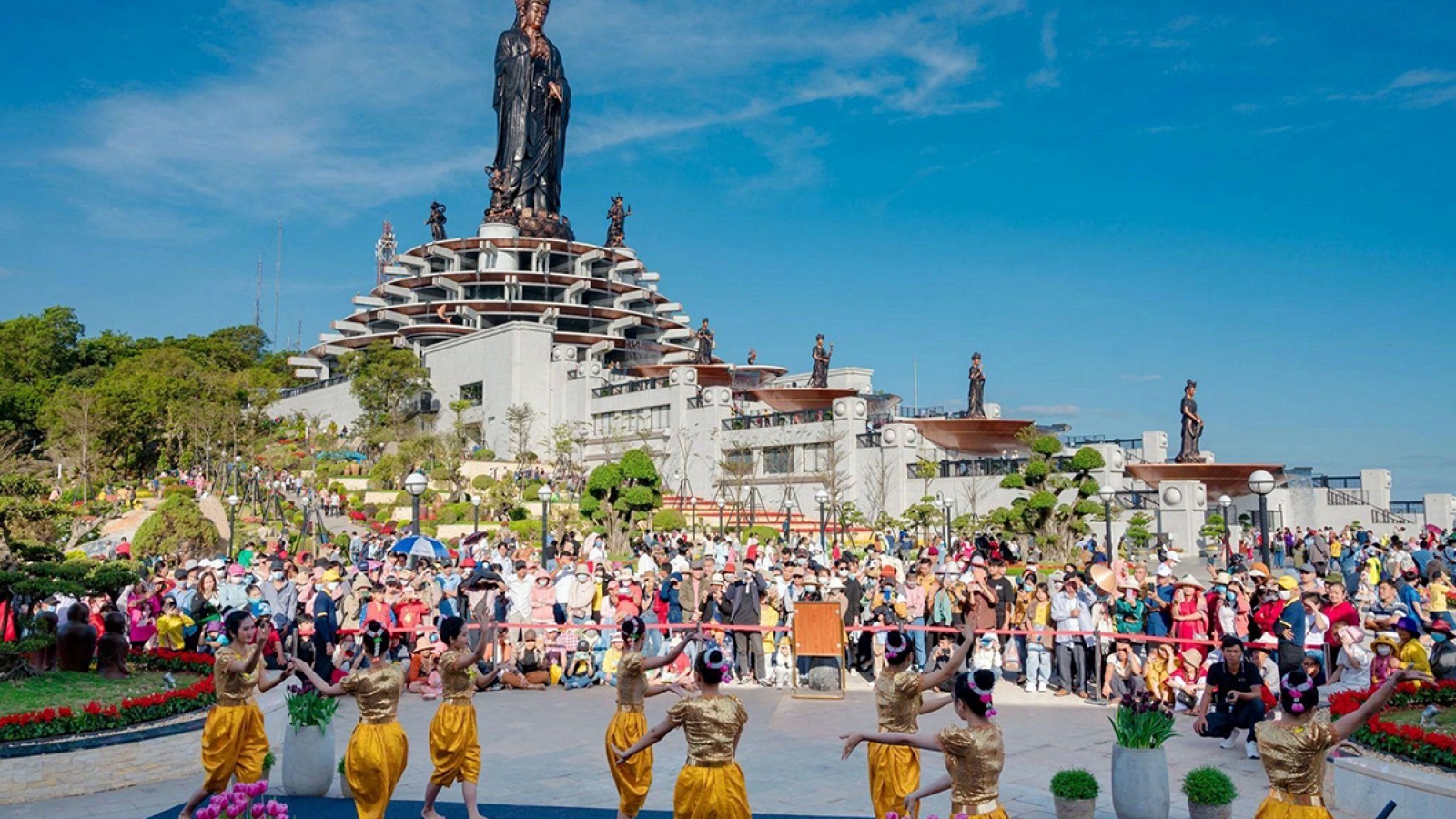 Cambodian arrivals to Vietnam triple, enter top three source markets