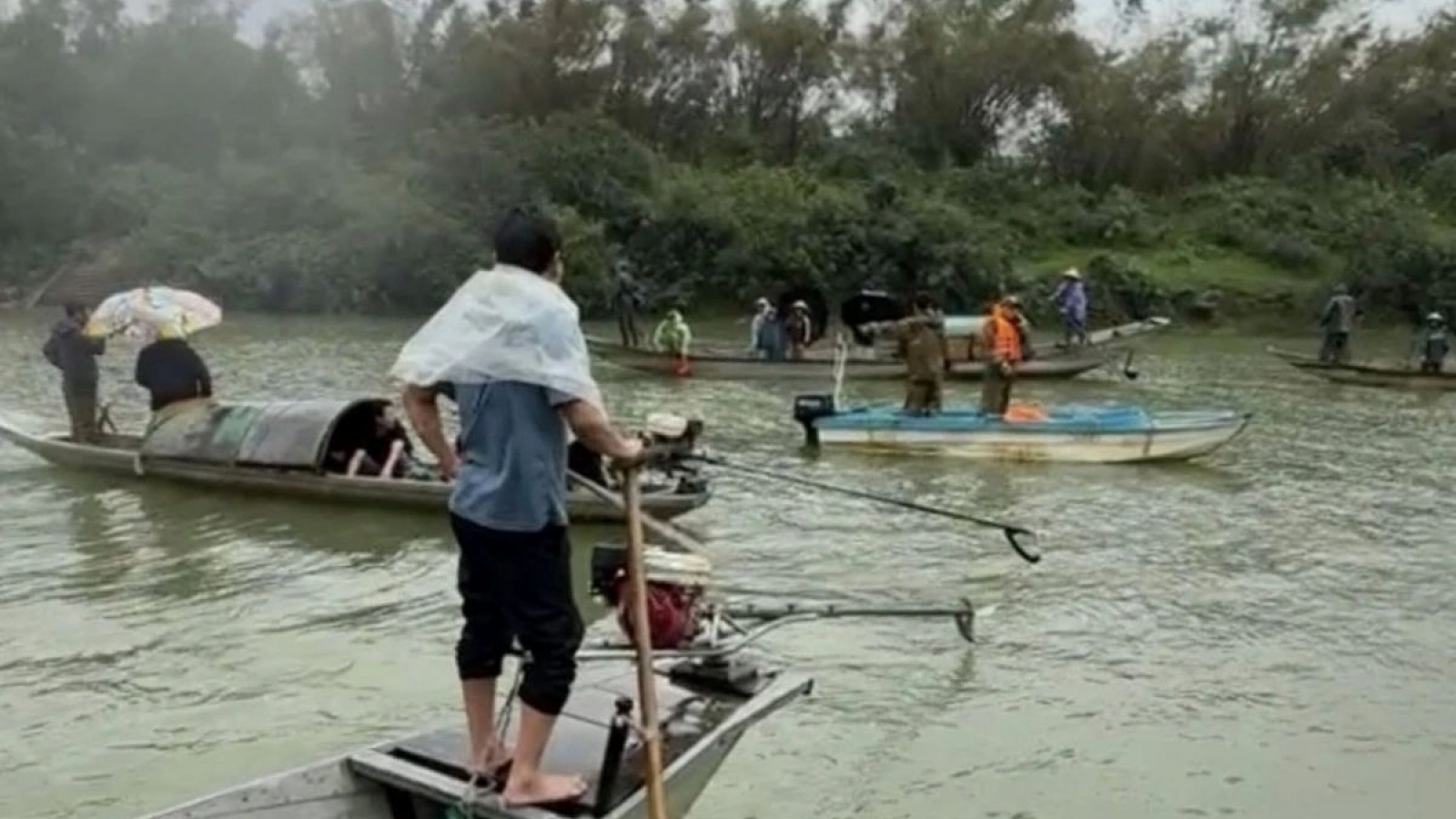 Boat capsizes in central Vietnam, two dead and two missing