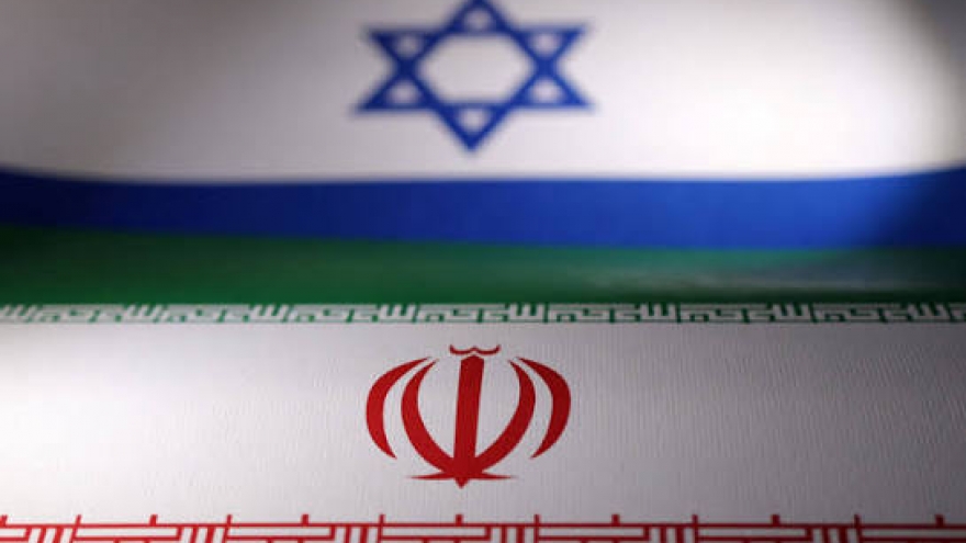 Israel tấn công phủ đầu Iran