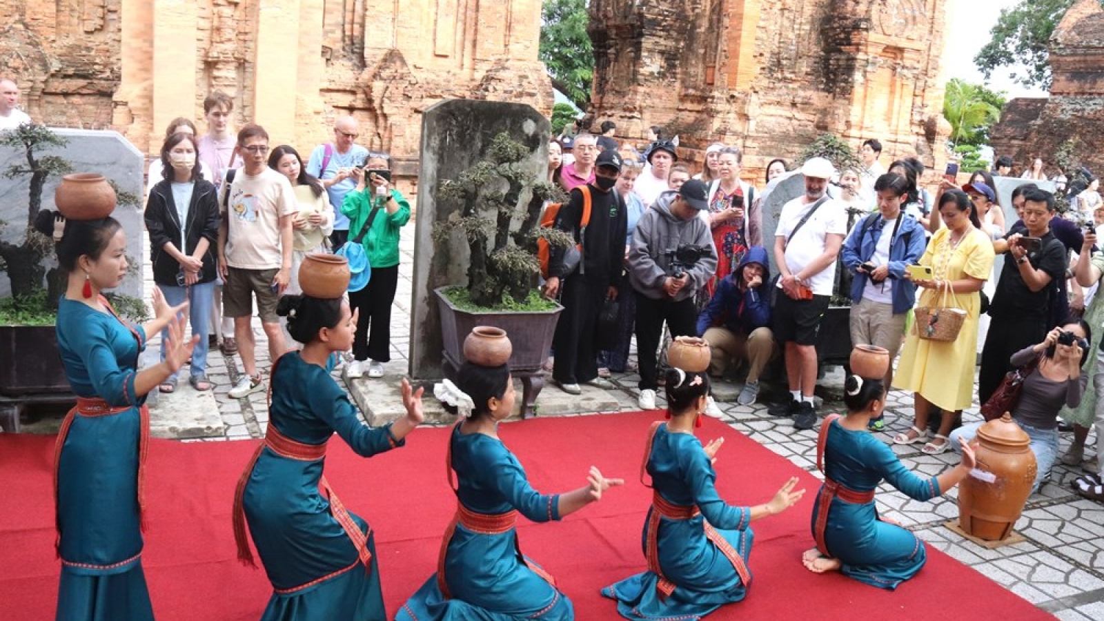 International KOLs join famtrip to survey Khanh Hoa tourism