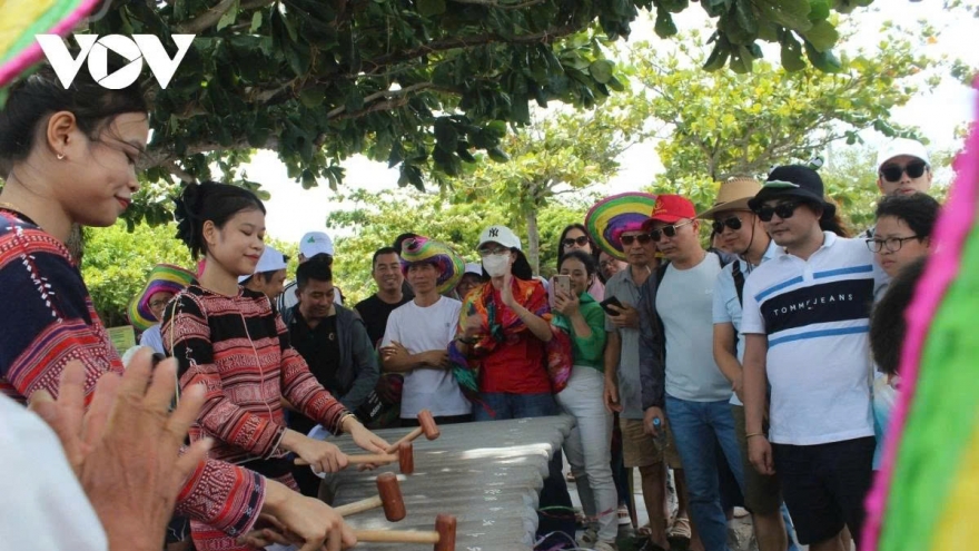 Vietnam tourism moves toward key economic sector