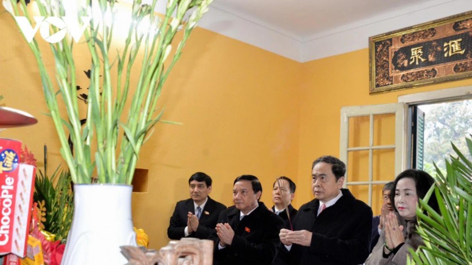 NA Chairman offers incense in tribute to President Ho Chi Minh