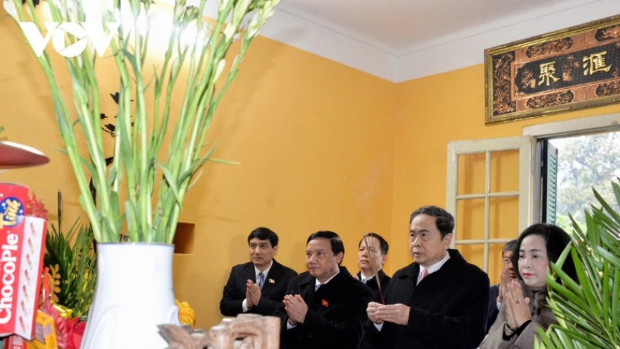 NA Chairman offers incense in tribute to President Ho Chi Minh