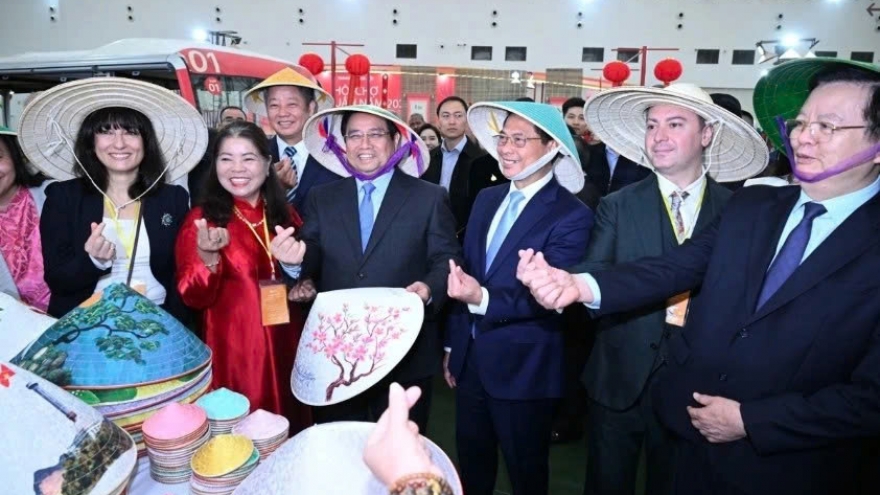 PM calls for stronger promotion of local products at Spring Fair 2026