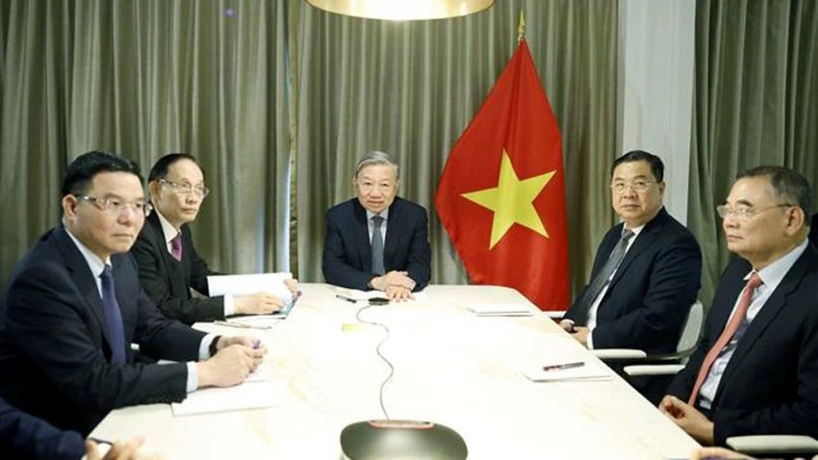 Party chief To Lam holds phone talks with US Senators