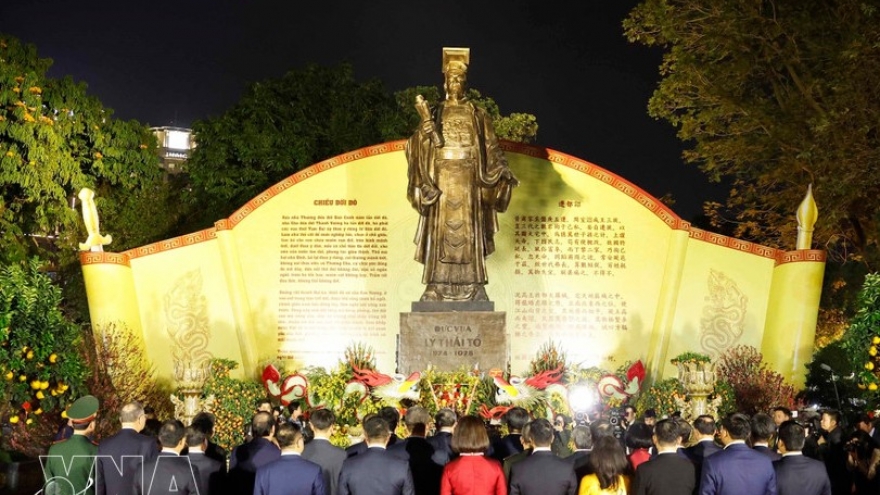 Party leader offers incense at Ly Thai To Monument, extends Tet greetings to Hanoi residents