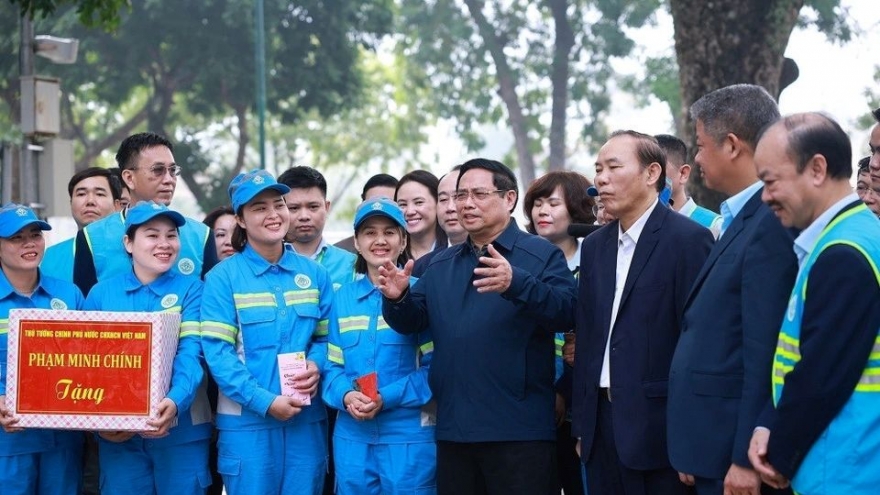 Prime Minister pays Tet visit to Hanoi sanitation workers on duty