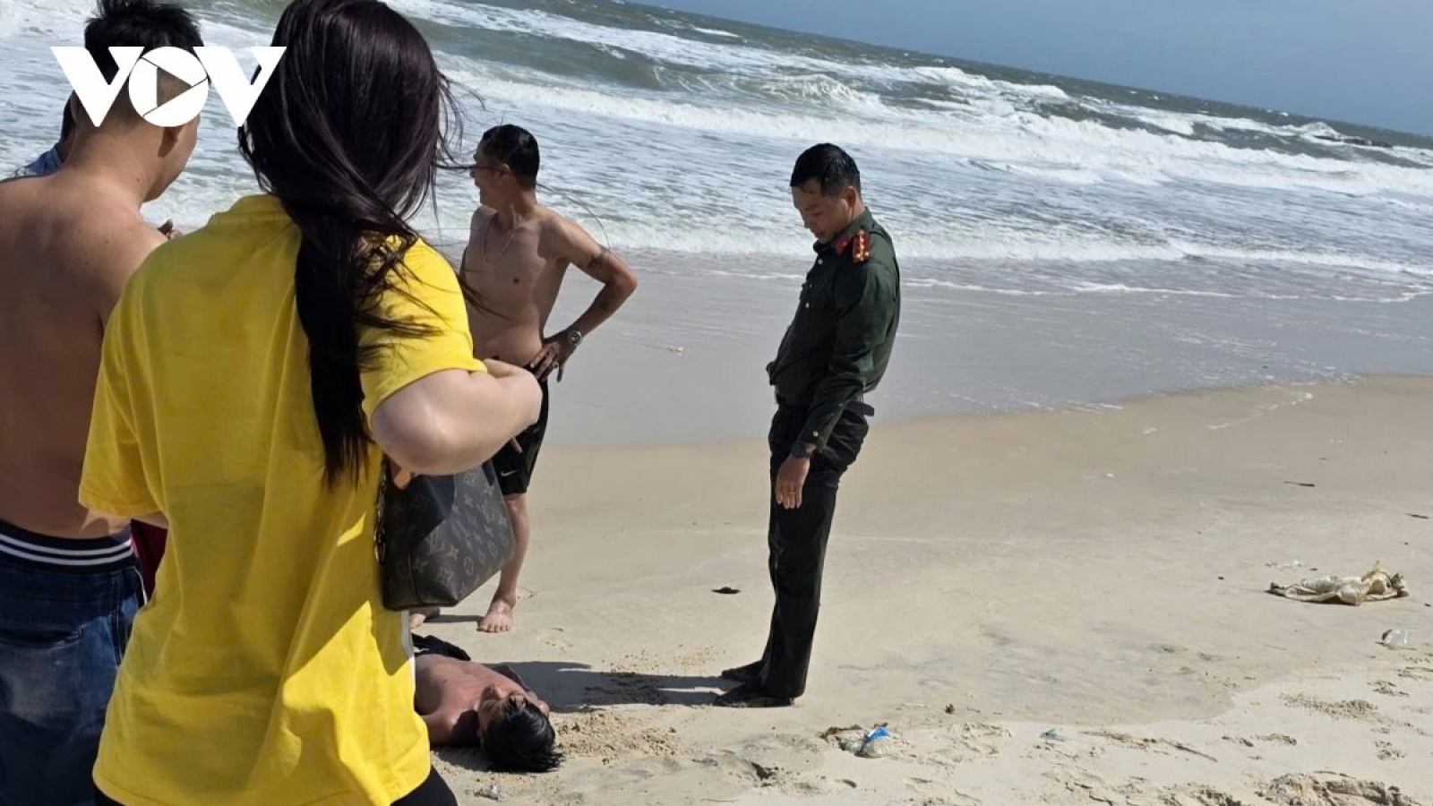 10 beachgoers rescued as rough seas hit Nha Trang during Lunar New Year