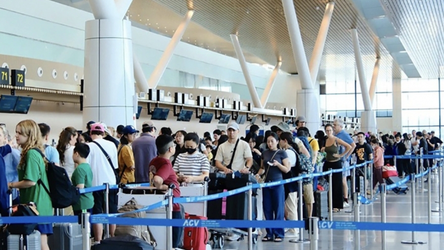 Tan Son Nhat Airport handles nearly 170,000 passengers on fifth day of Tet
