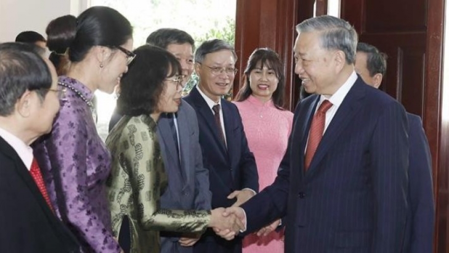 Party chief meets Vietnamese community members in Vientiane