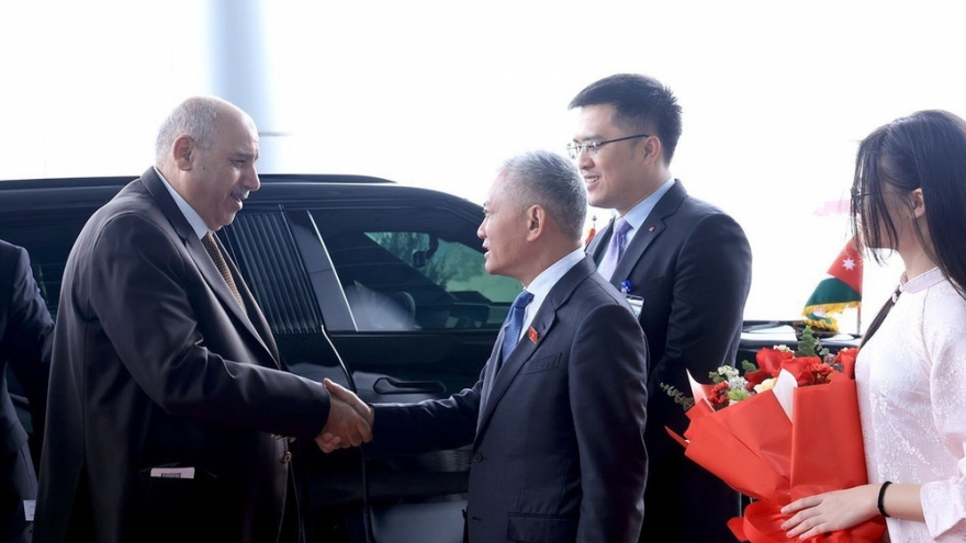 Jordan House Speaker arrives in Hanoi for official visit