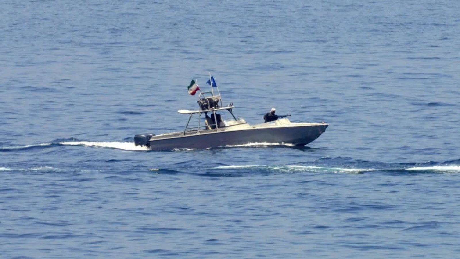 Iran bắt 2 tàu chở dầu nước ngoài