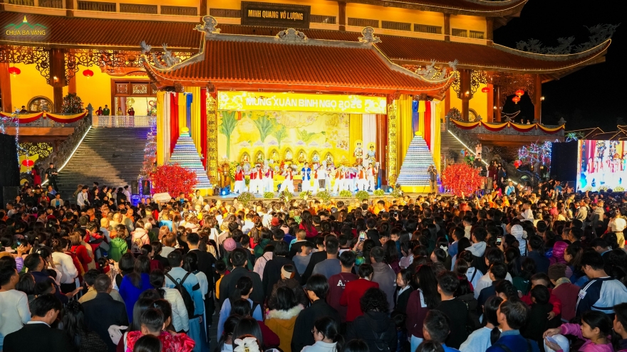 Tens of thousands attend Ba Vang Pagoda Spring Festival 2026