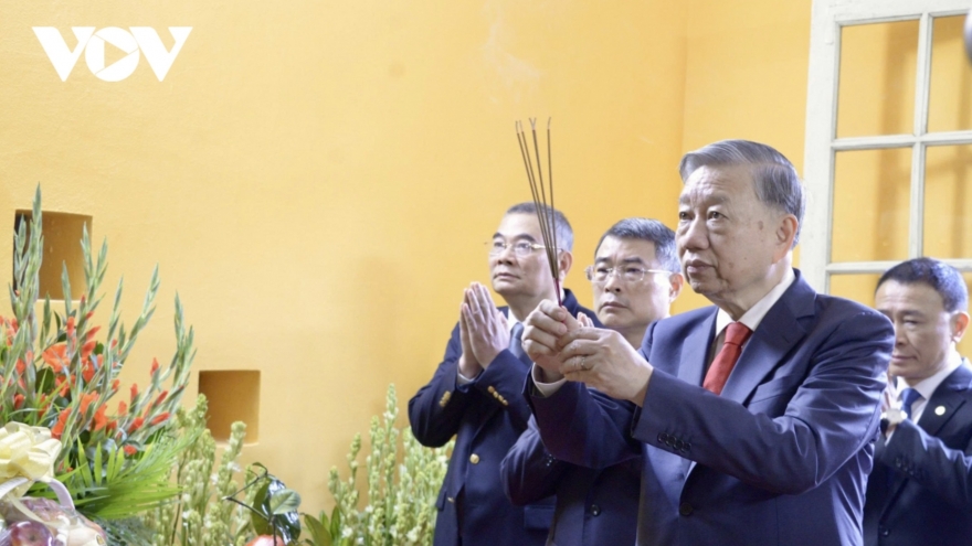 Party leader offers incense at Thang Long Imperial Citadel and House 67