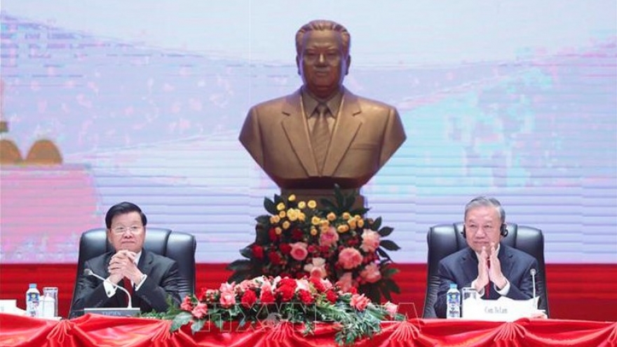 Party chief To Lam briefs Lao leaders on outcomes of 14th National Party Congress