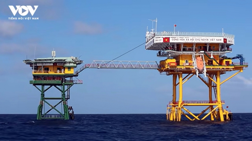 Hải trình gian nan mang Xuân sớm đến với cán bộ, chiến sĩ nhà giàn DK1