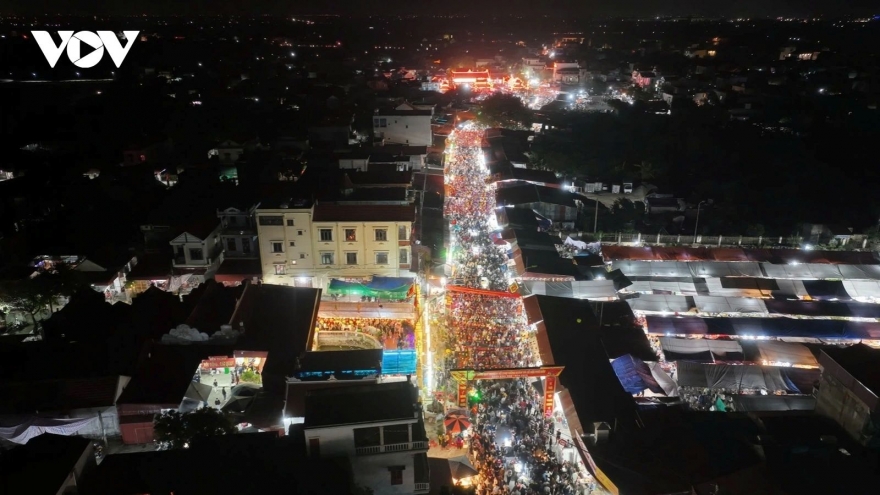 Thousands flock to once-a-year Vieng Market for overnight spring fair