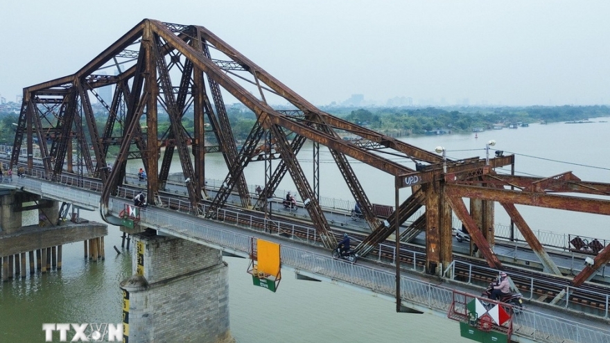 Vietnam halts trains on Long Bien Bridge after structural failure