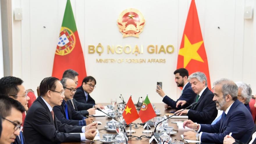 Vietnamese, Portuguese foreign ministers hold talks in Hanoi