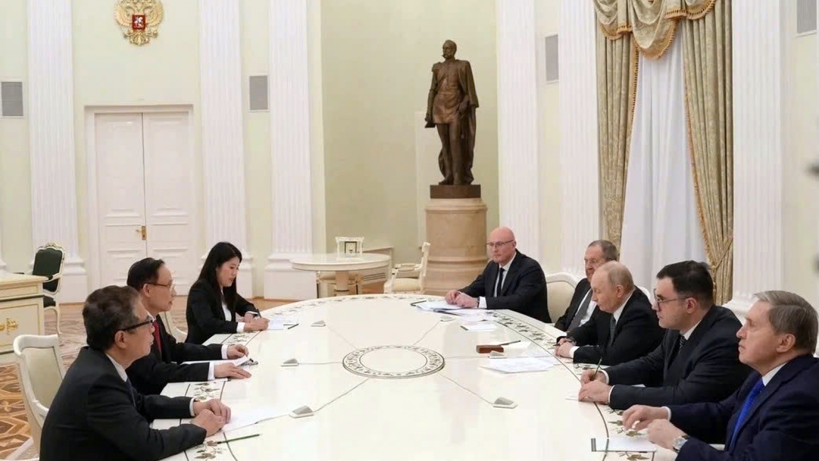 Russia backs stronger strategic ties with Vietnam following Party Congress