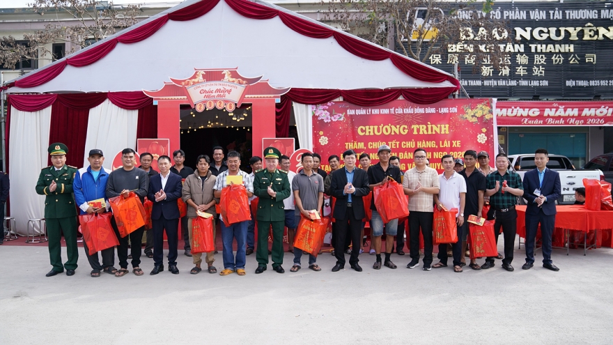 Chăm lo Tết cho lái xe, chủ hàng lưu trú tại cửa khẩu