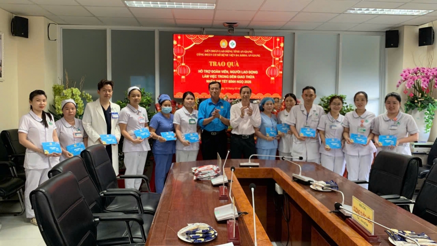 An Giang tặng quà tết cho 498 đoàn viên, người lao động làm việc đêm giao thừa